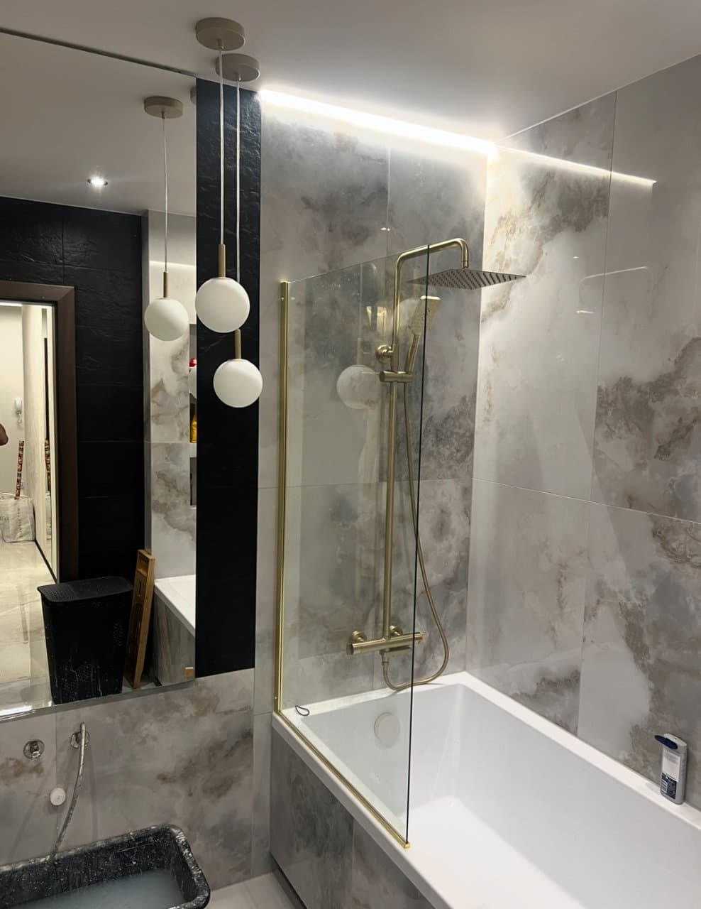 Łazienka: układam płytki, montuję armaturę i zostawiam pomieszczenie czyste.