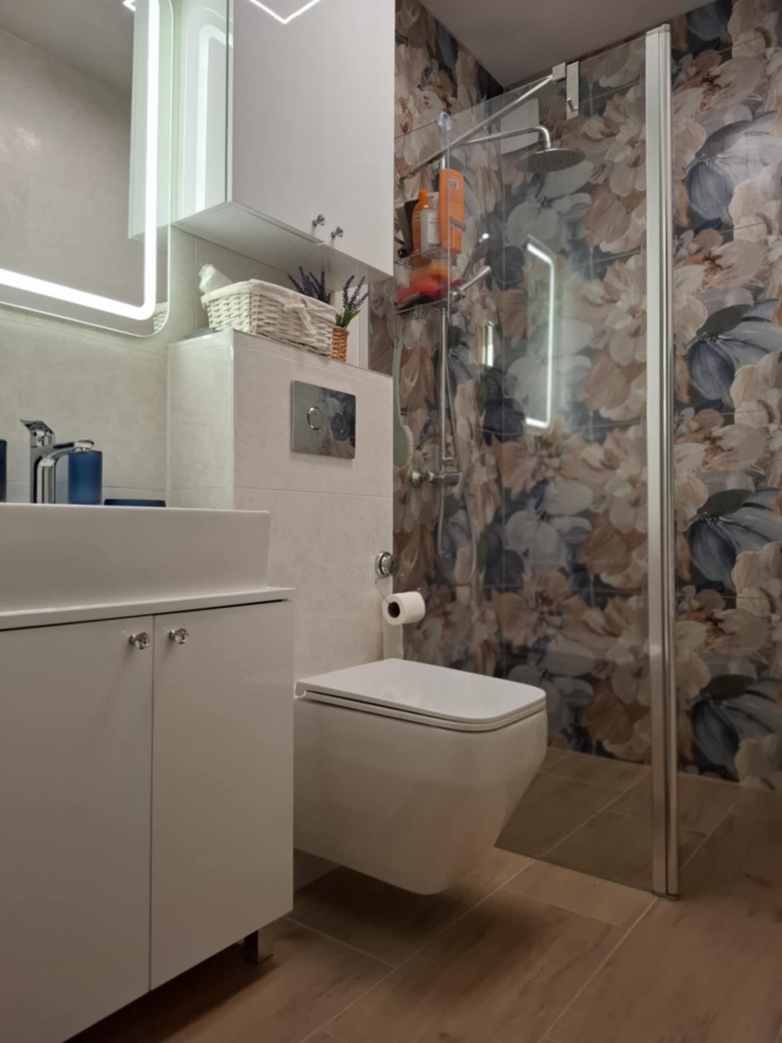 Łazienka w bloku: kompleksowo od instalacji po biały montaż.